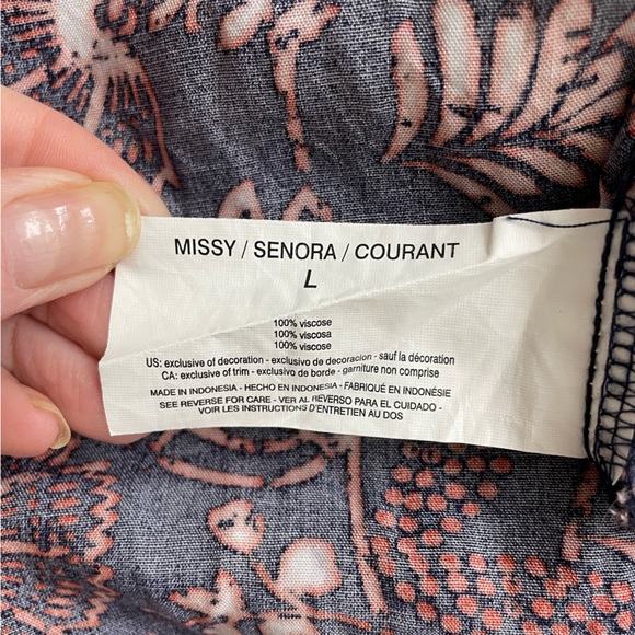 Flounce sleeve blouse - Picture 3 of 8